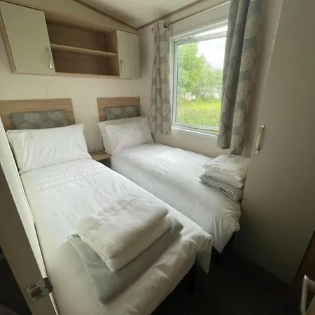 Beautiful Caravan With Decking And Wifi At Broadland Sands Ref 20382Bs Hopton on Sea Exterior foto