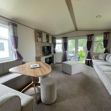 Beautiful Caravan With Decking And Wifi At Broadland Sands Ref 20382Bs Hopton on Sea Exterior foto