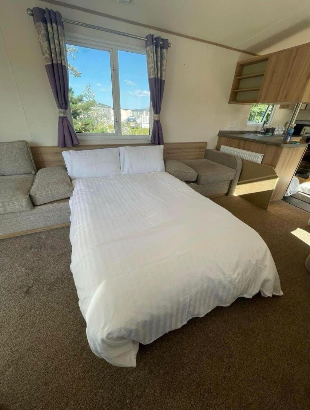 Campsite Beautiful Caravan With Decking And Wifi At Broadland Sands Ref 20382bs *