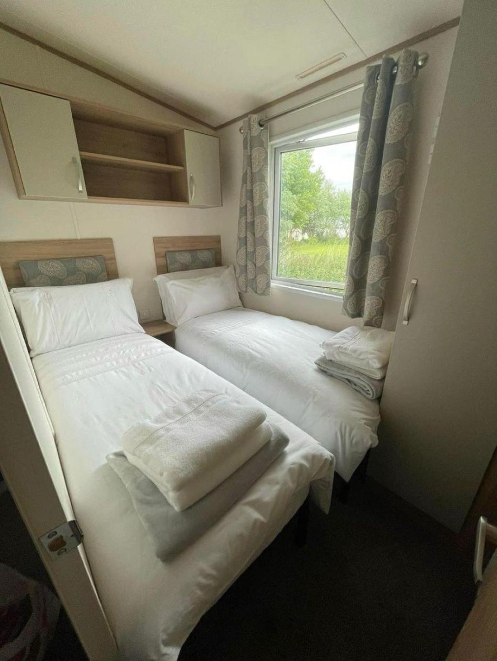 Beautiful Caravan With Decking And Wifi At Broadland Sands Ref 20382bs Campsite