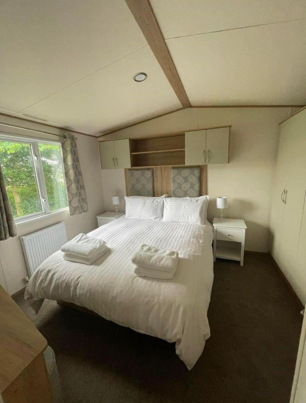 Beautiful Caravan With Decking And Wifi At Broadland Sands Ref 20382bs