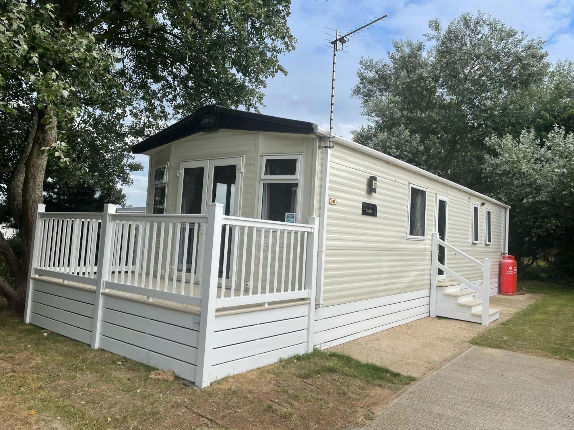 Beautiful Caravan With Decking And Wifi At Broadland Sands Ref 20382bs Campsite