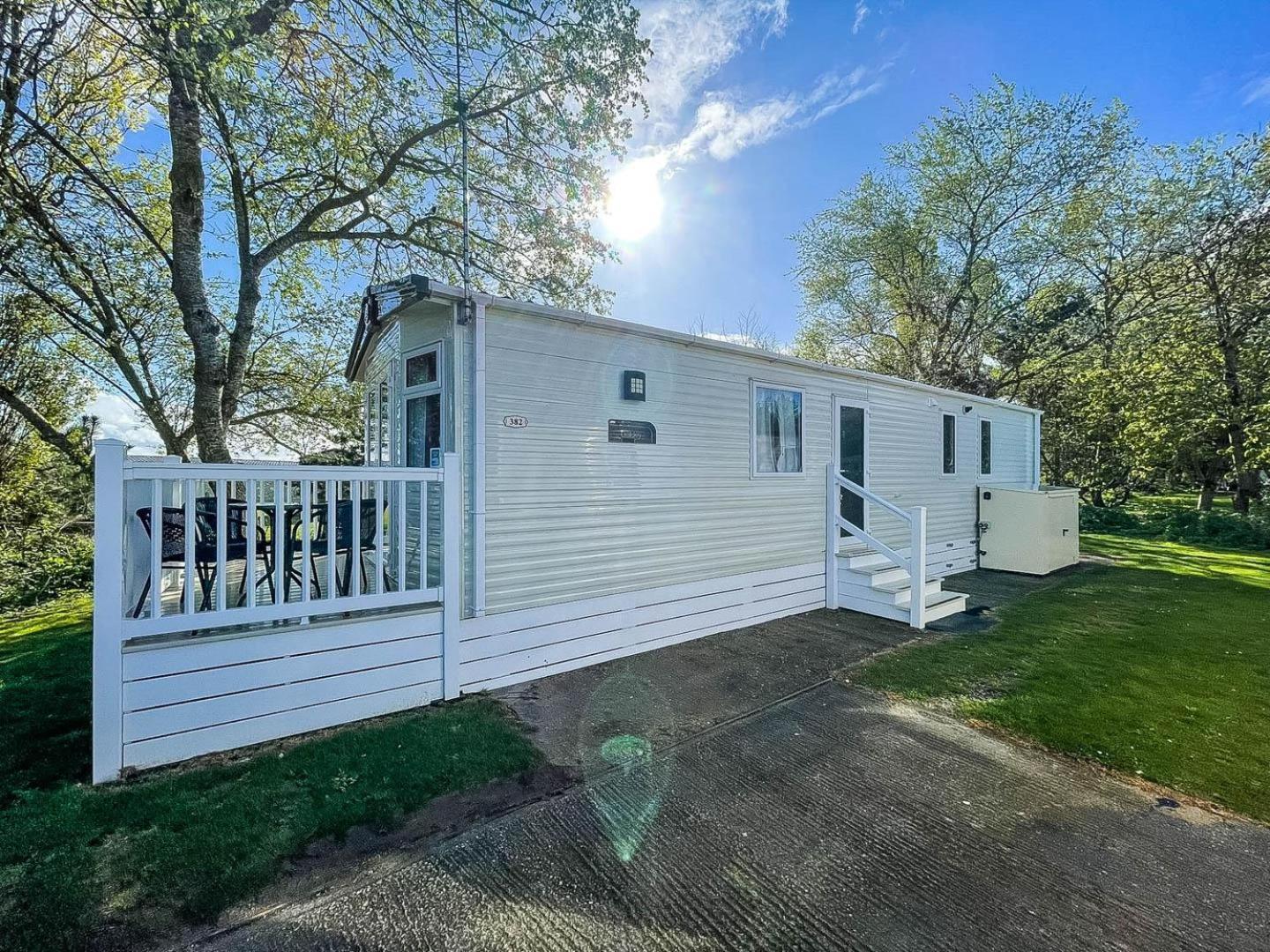 Campsite Beautiful Caravan With Decking And Wifi At Broadland Sands Ref 20382bs