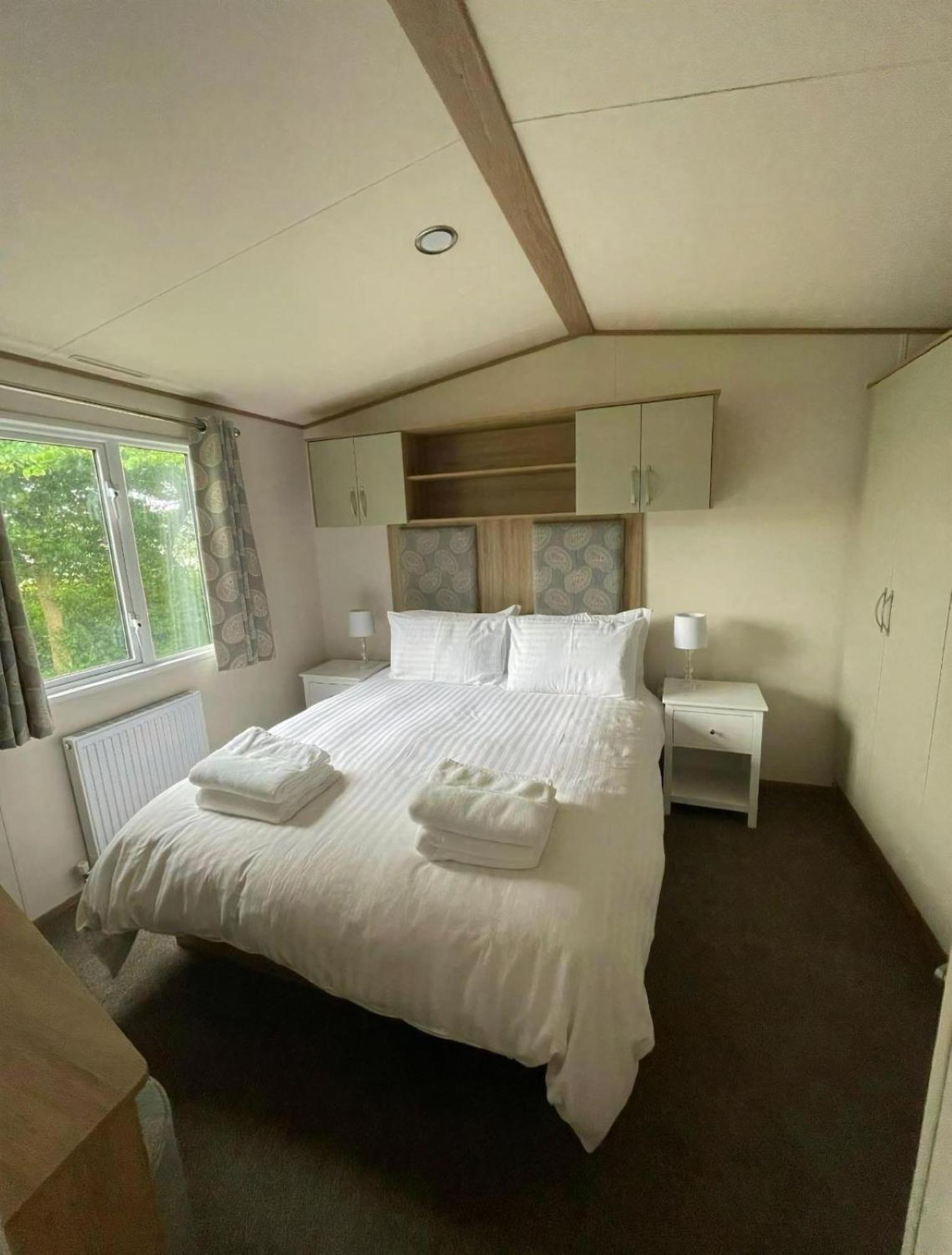 Campsite Beautiful Caravan With Decking And Wifi At Broadland Sands Ref 20382bs