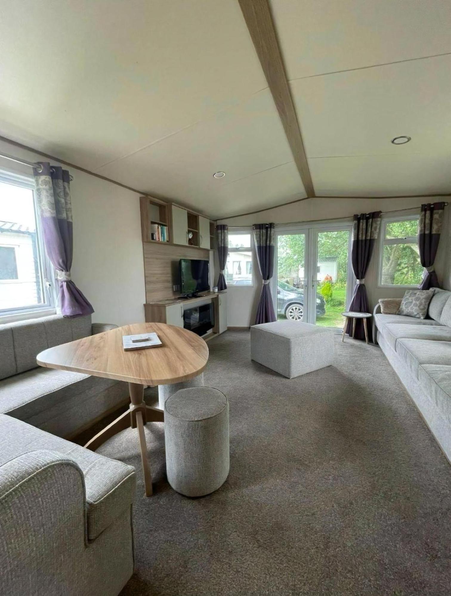 Campsite Beautiful Caravan With Decking And Wifi At Broadland Sands Ref 20382bs *