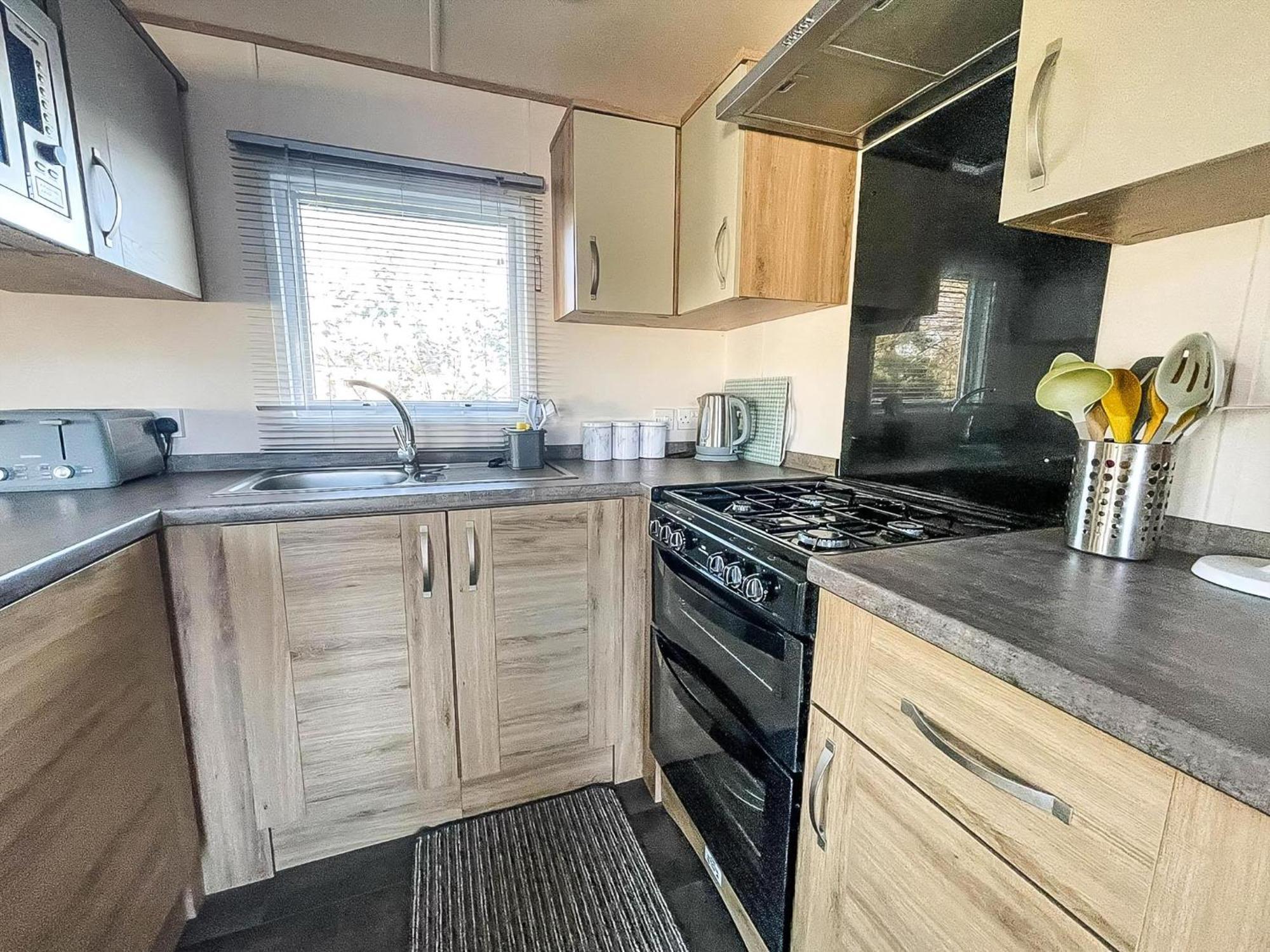 Beautiful Caravan With Decking And Wifi At Broadland Sands Ref 20382bs * Hopton on Sea