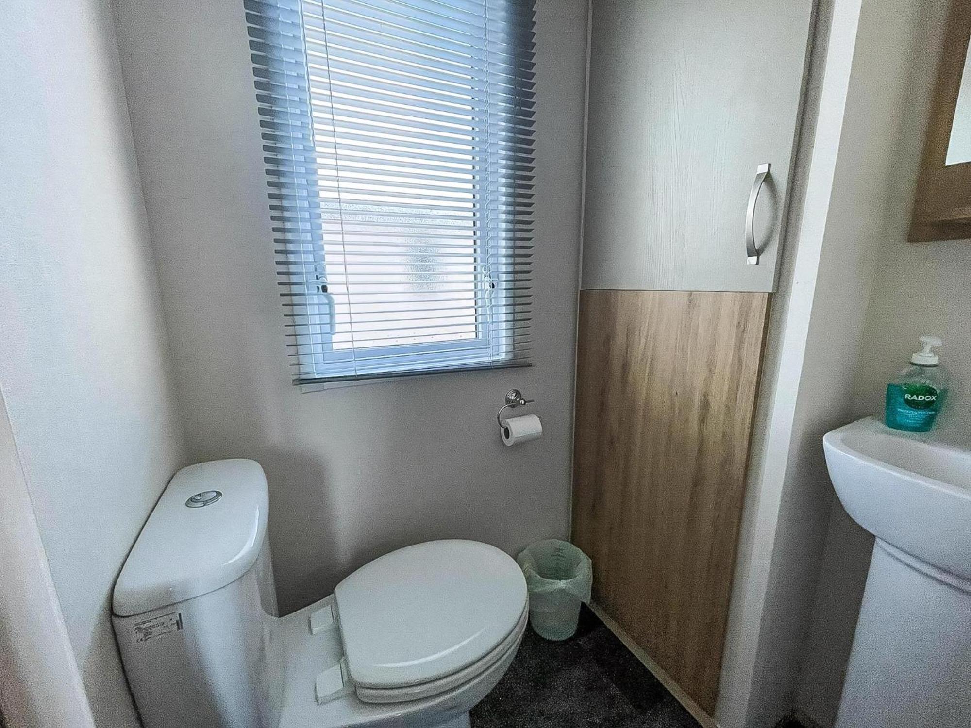 Beautiful Caravan With Decking And Wifi At Broadland Sands Ref 20382bs Campsite *