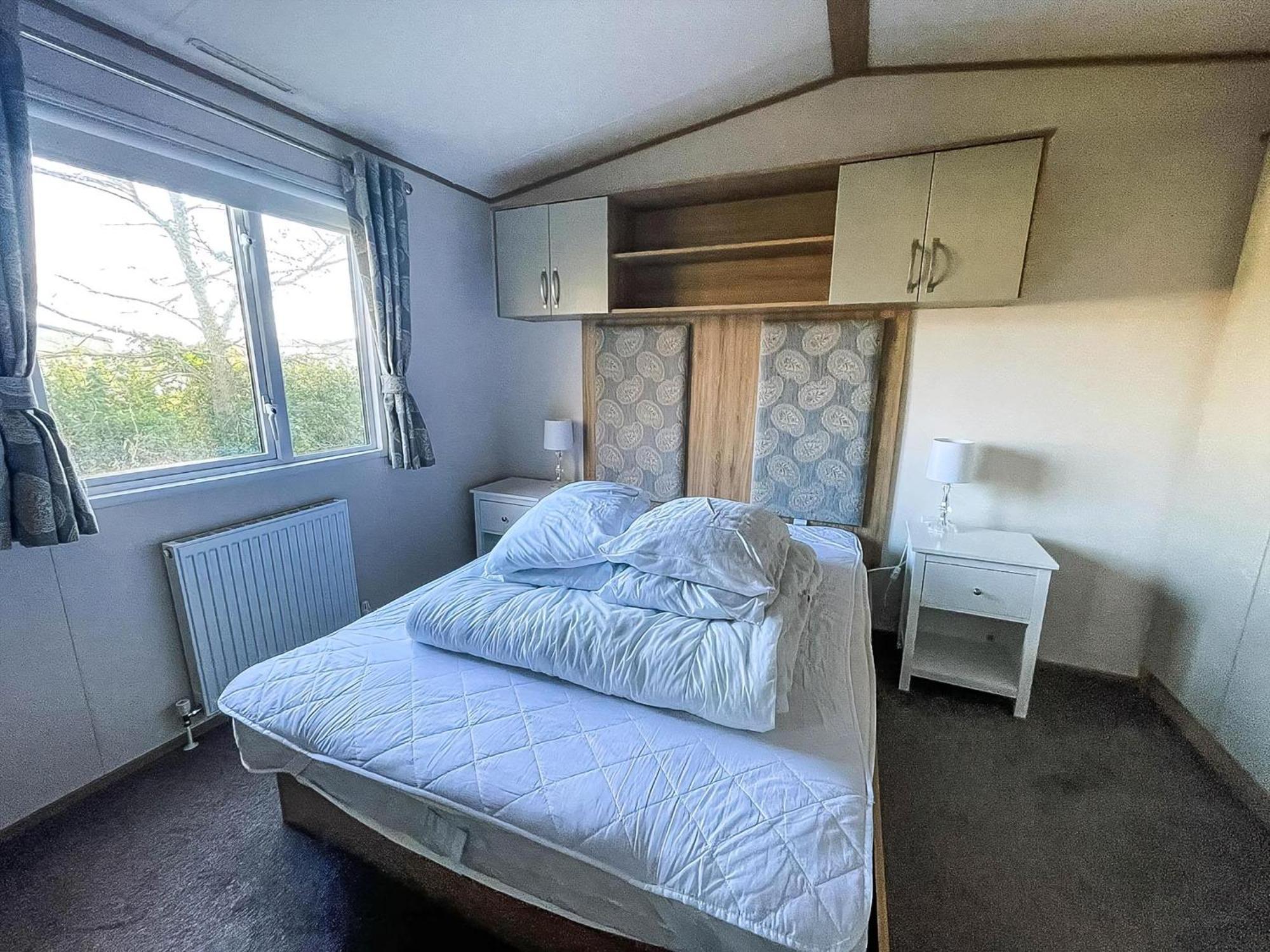 Beautiful Caravan With Decking And Wifi At Broadland Sands Ref 20382bs * Hopton on Sea
